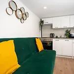 Green Goblin Apartment With Free Private Parking